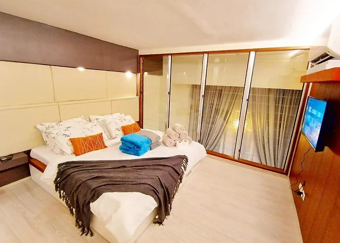Club Ultima King Bed Loft Unit 100mbps Wi-fi -2507